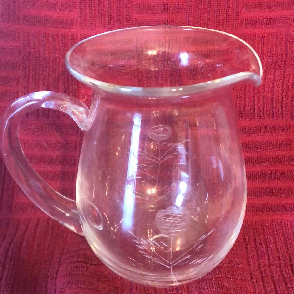 Glass pitcher with rose etched design - Picture 1 of 1